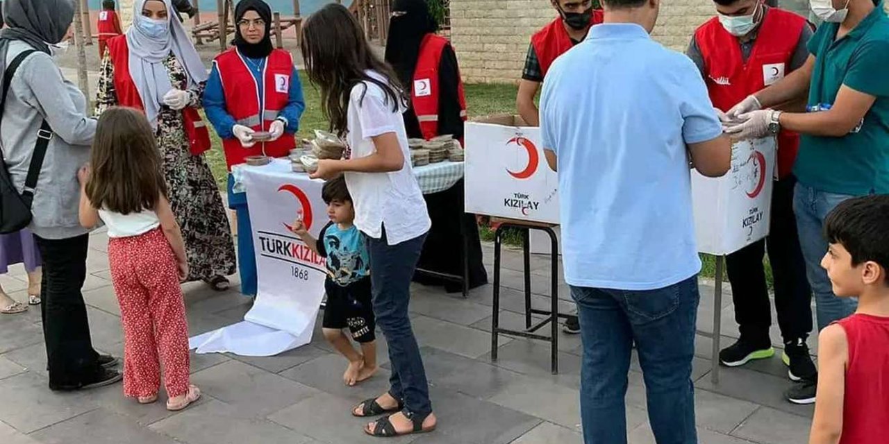 Diyarbakır Kızılay, kente 5 bin kişilik aşure ikramında bulundu