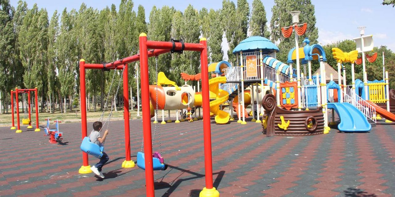 Van Büyükşehir Belediyesi parklardaki oyun gruplarını yeniledi