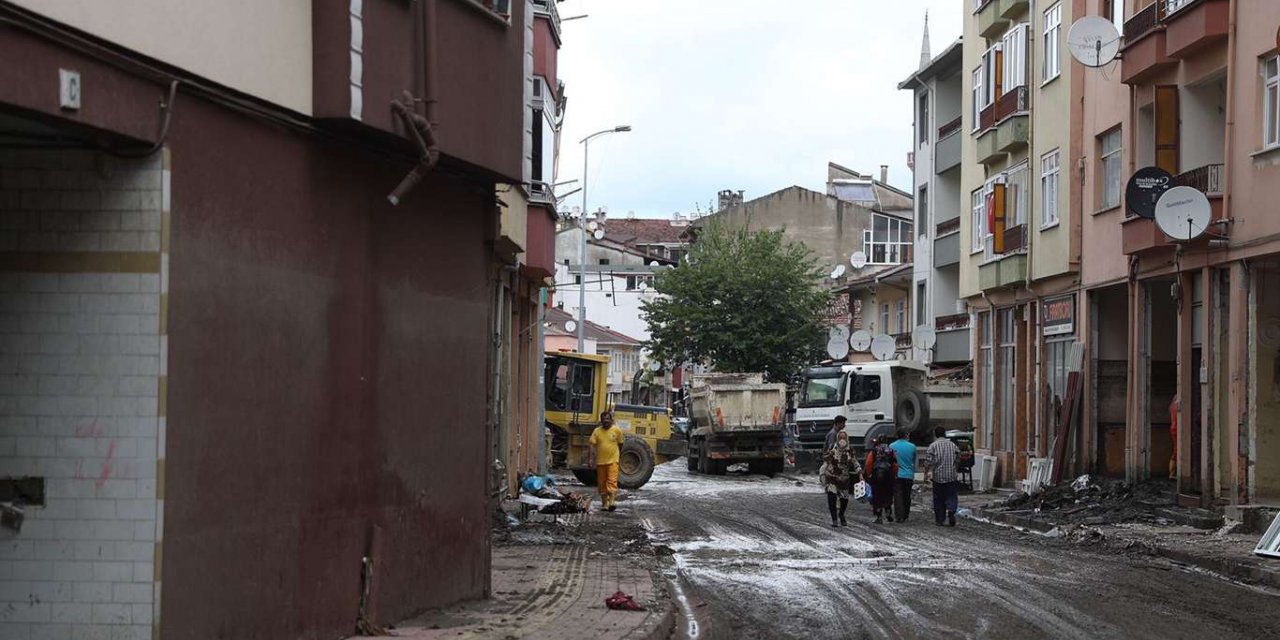 Sel felaketinin ardından kayıplara ulaşılmaya çalışılıyor