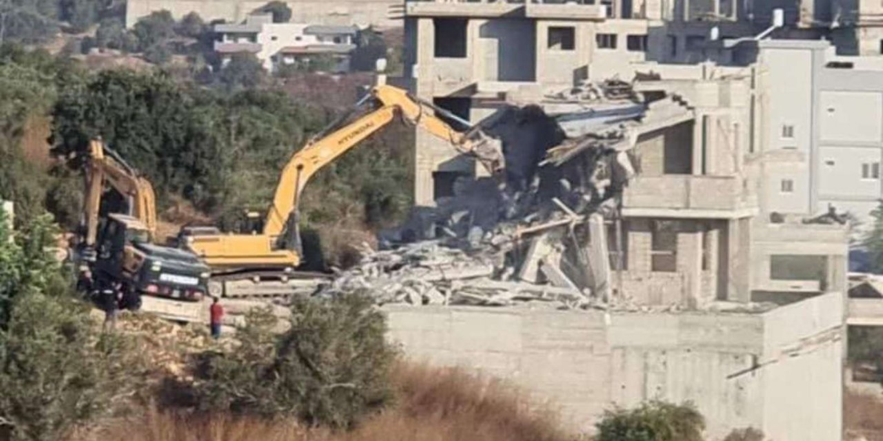 İşgalci rejim Filistinlilere ait ev ve iş yerlerini yıktı