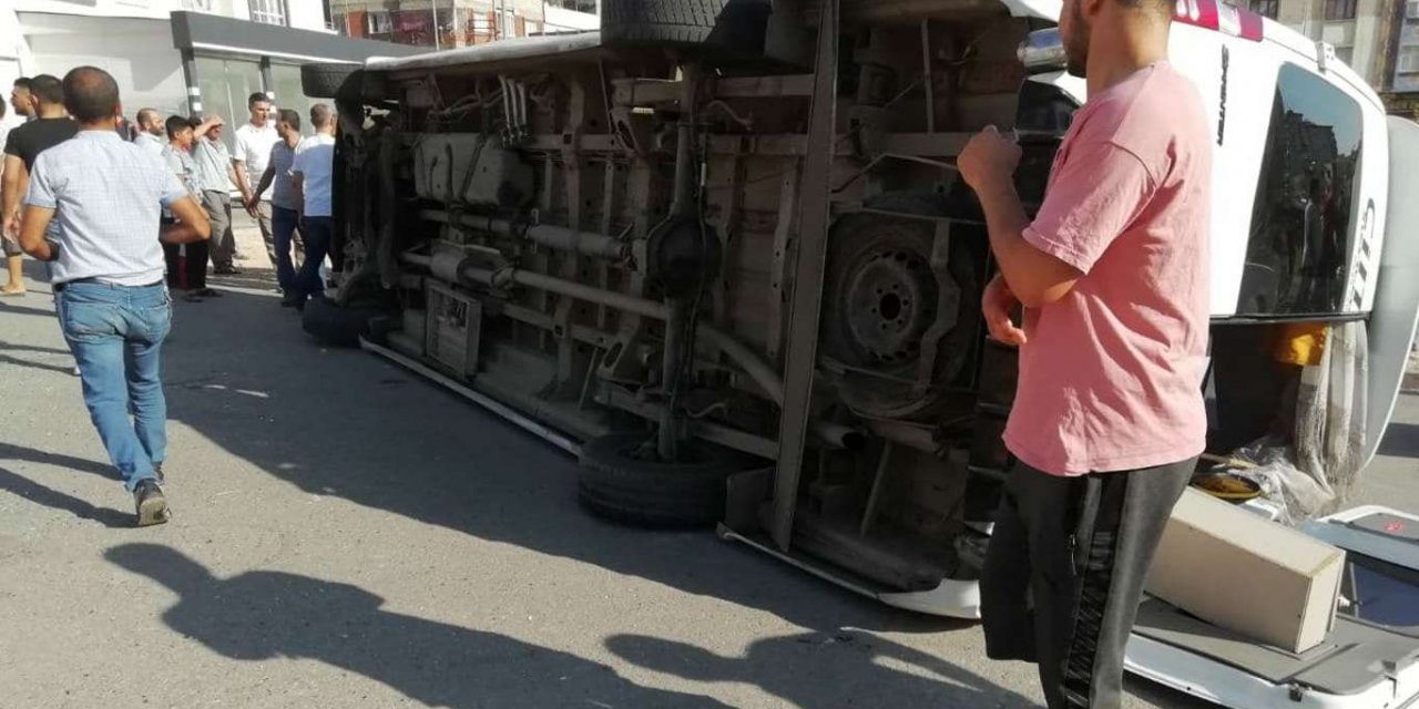 Kamyonet ile minibüs çarpıştı: Bir yaralı