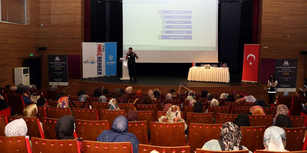 Van Büyükşehir Belediyesinin “Anne Baba Okulu” semineri sona erdi