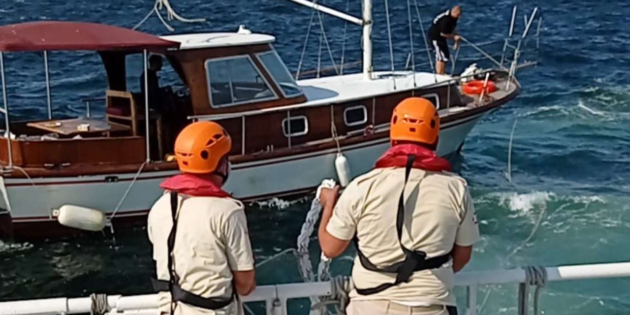 Denizde sürüklenen teknedeki 4 kişi kurtarıldı