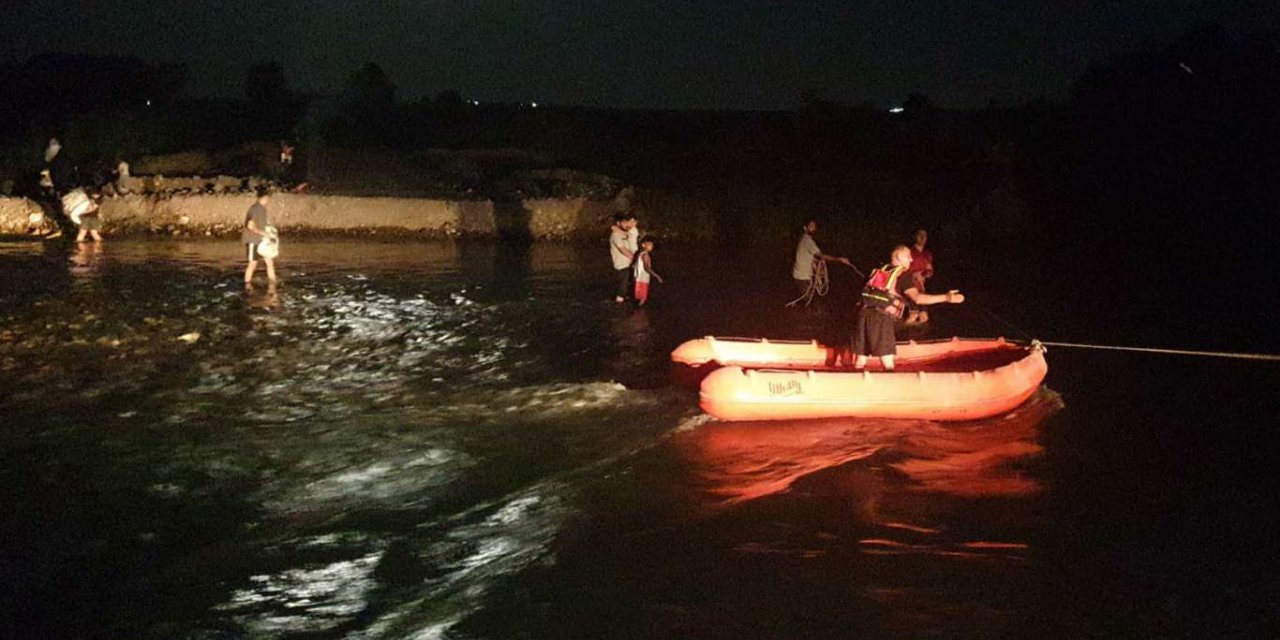 Dicle Nehri’nde mahsur kalan aile su üstü botlarla kurtarıldı