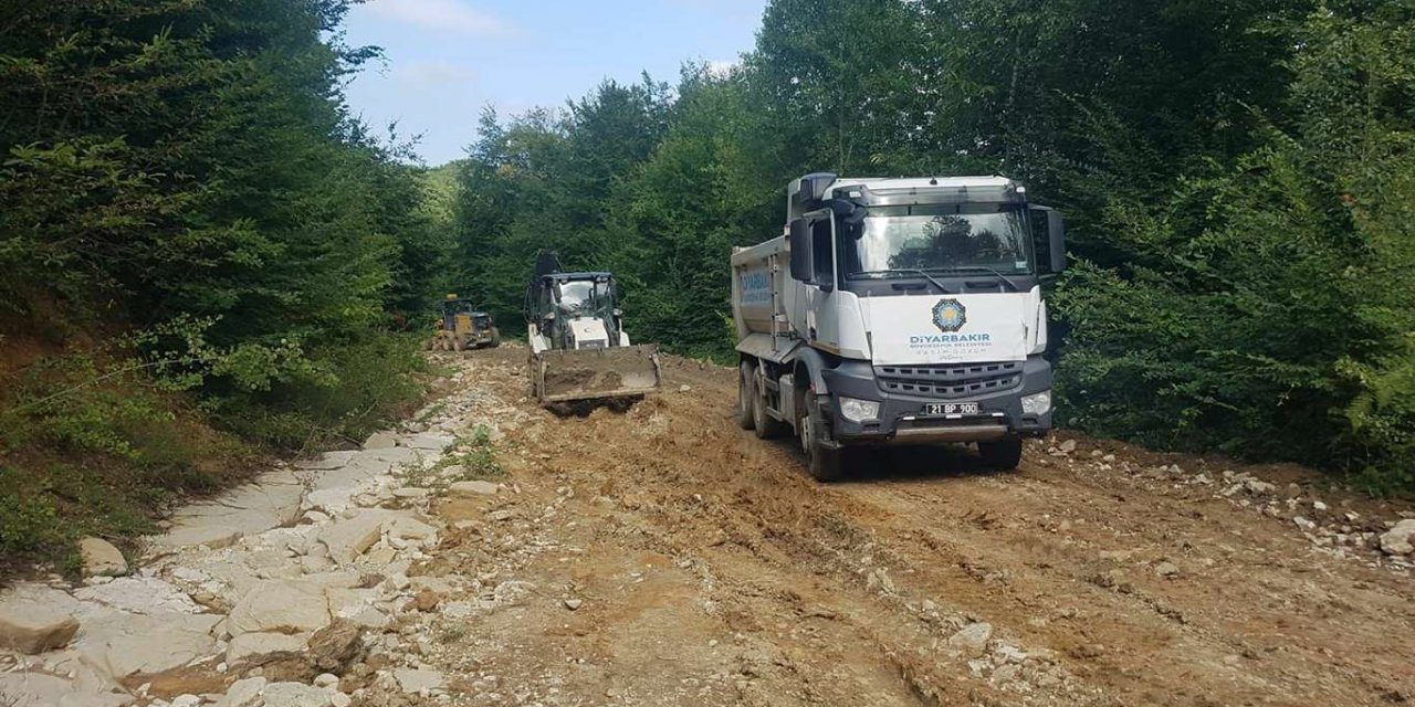 Diyarbakır Büyükşehir Belediyesi sel nedeniyle kapanan köy yollarını açıyor
