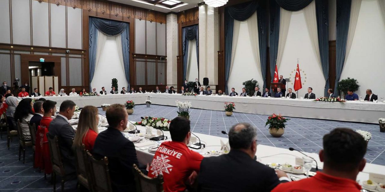 Cumhurbaşkanı Erdoğan milli sporcuları Beştepe'de ağırladı