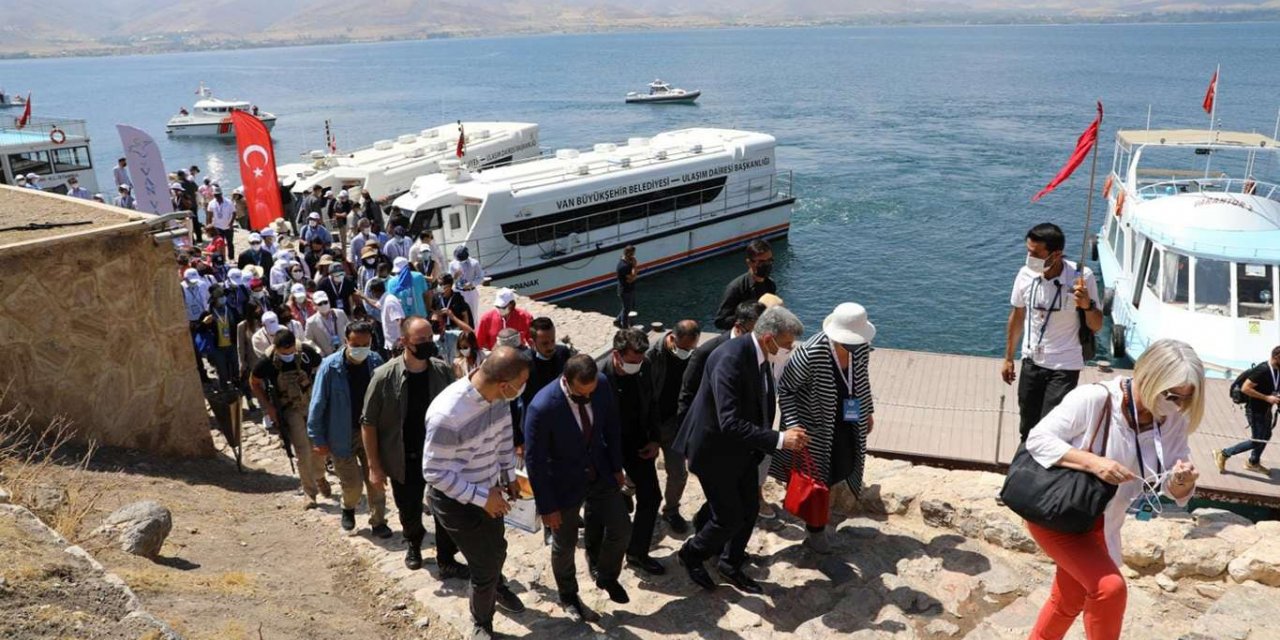 68 ülkeden 150'yi aşkın büyükelçi ve diplomatlar Van'da