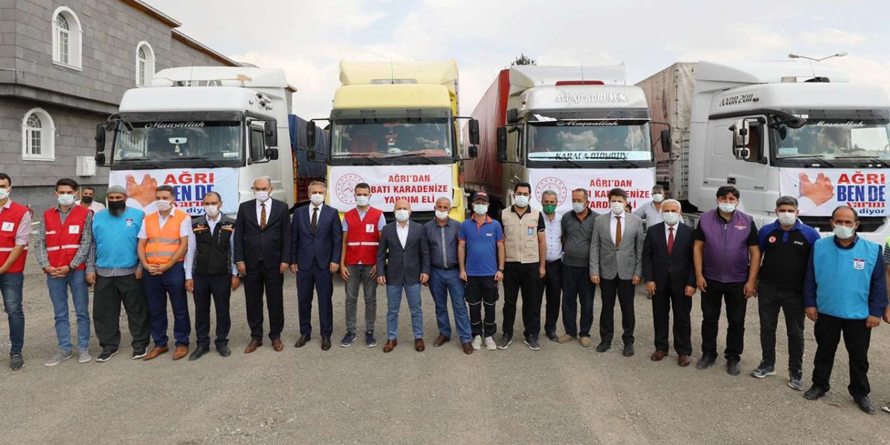 Afetzedelere ulaşmak üzere Ağrı'dan 4 tır gıda ve ihtiyaç malzemesi yola çıktı