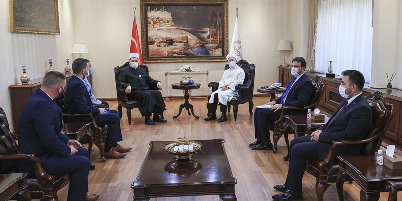 Erbaş: "Olmazsa olmazımız, Kur'an ve sünnet çizgisine riayet etmektir"