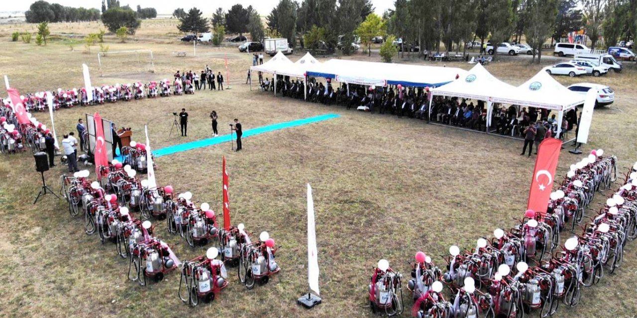 "Sütün Tadı Ağrı'nın Adı" projesi kapsamında çiftçilere süt sağım ünitesi dağıtıldı