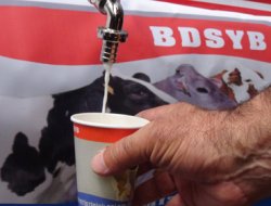 'Dünya Süt Günü'nde halka süt dağıtıldı