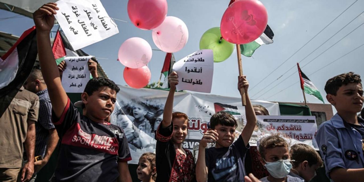 Gaza: Hundreds of kids rally in protest at Israeli siege