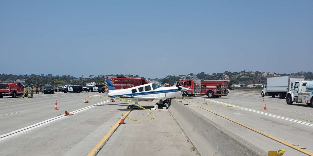 ABD'de küçük uçak arabalara çarptı: 2 yaralı