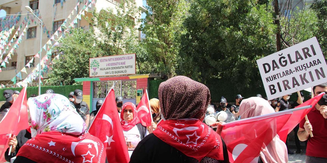 HDP Van İl Başkanlığı önündeki ailelerin eylemleri 19'uncu haftasında