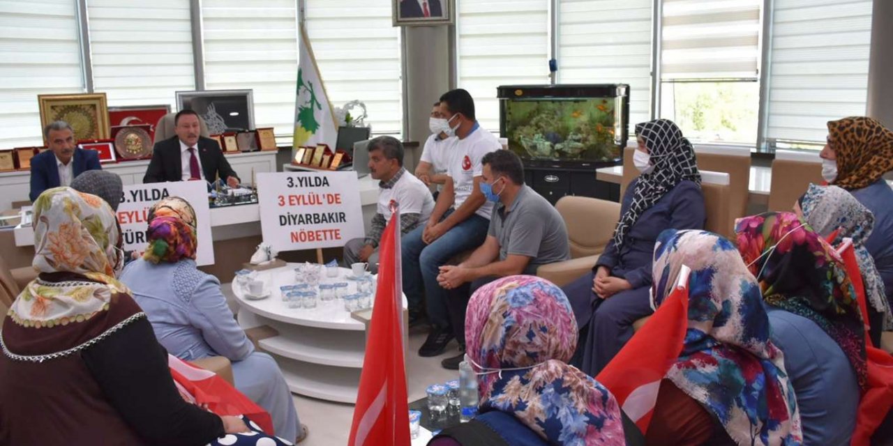 Evlat nöbetindeki ailelerden Bağlar Belediye Başkanı Beyoğlu'na ziyaret