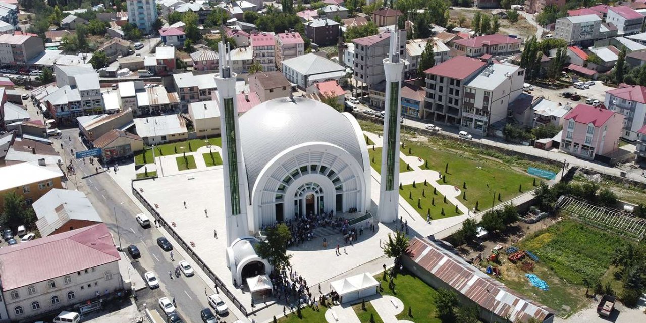 Mimarisi ile dikkat çeken caminin açılışı yapıldı