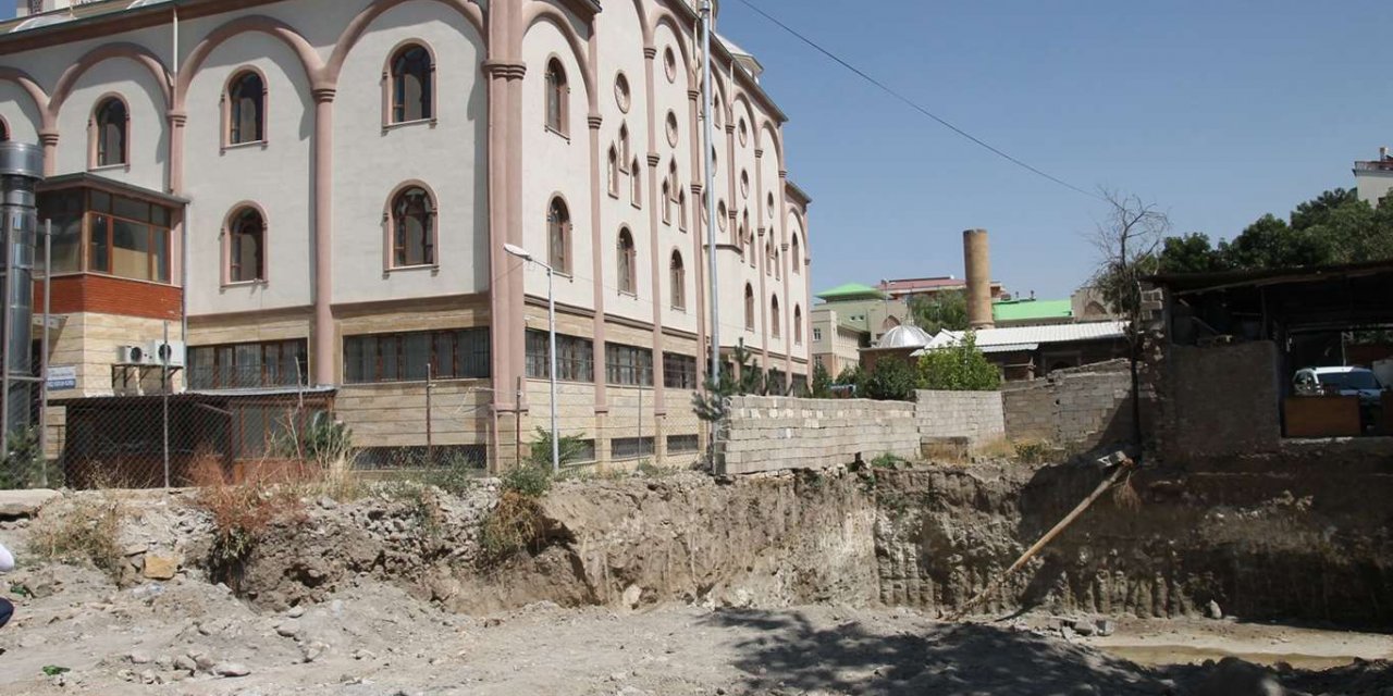 Tarihi Yukarı Nurşin Camii, beton yığınları arasında kaybolmak üzere