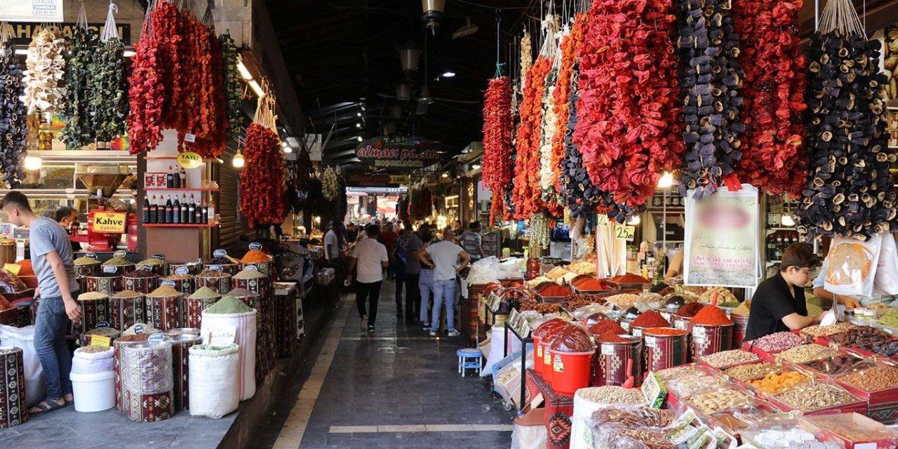 Dönüş yoluna geçen gurbetçiler yöresel ürünlere rağbet gösteriyor