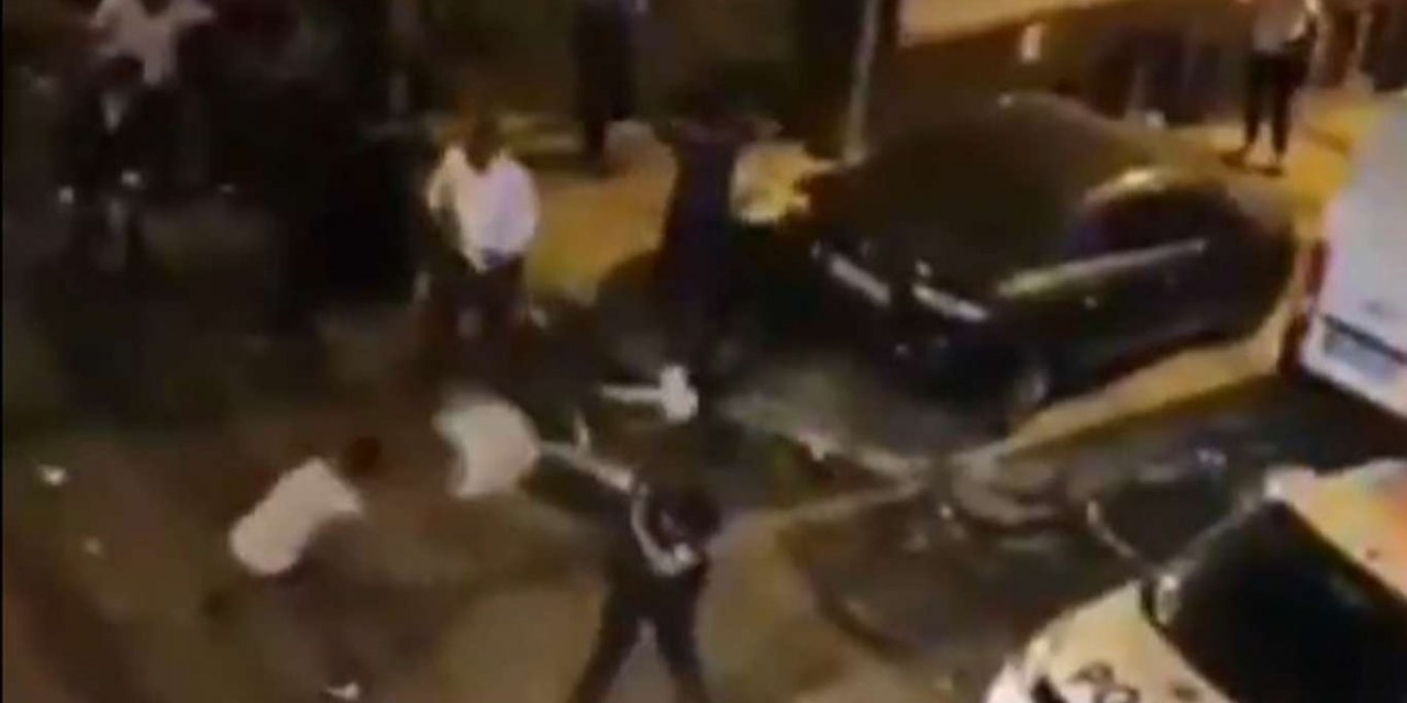 Kendilerini uyaran polislere sandalyelerle saldırdılar