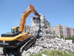 Kantar Kavşağı'nda Raylı Sistem için yıkım