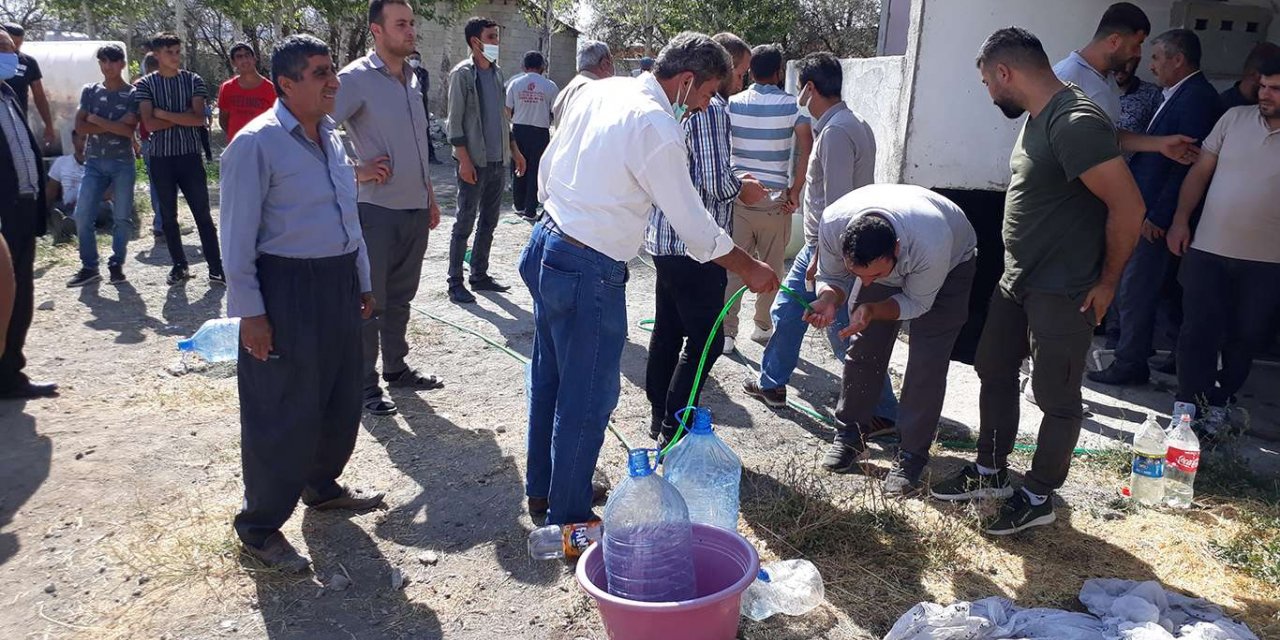 Evde çıkan yangın mahallelinin el birliğiyle söndürüldü