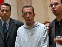 Müslümanlar kapkaç mağduru papaza sahip çıktı