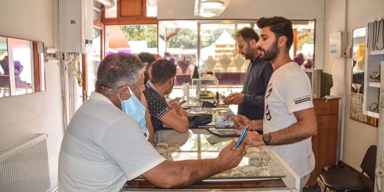 Fiyatların düşmeye devam etmesi kuyumcuları hareketlendirdi