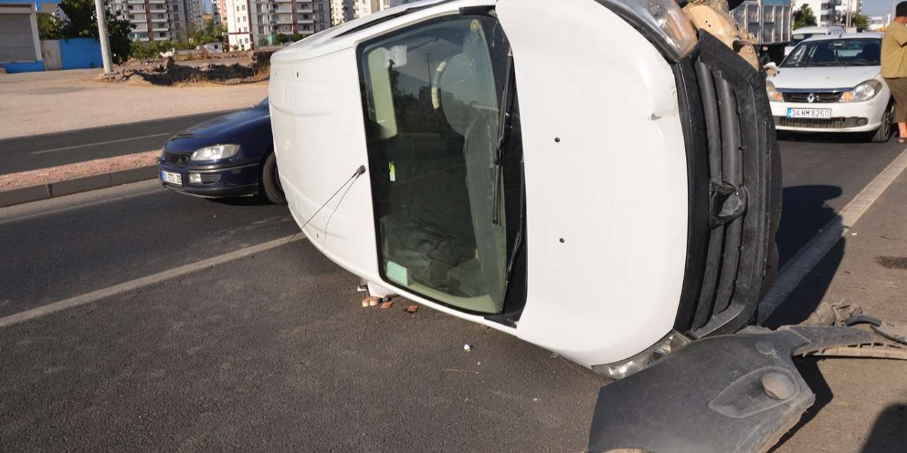 Ani fren yapan araçtan kurtulmak isterken refüje çarparak yan yattı