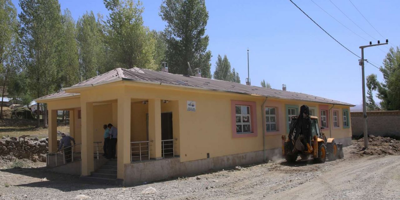 Van Büyükşehir Belediyesi Başkale’de hasar gören okulun yerine yenisini inşa etti