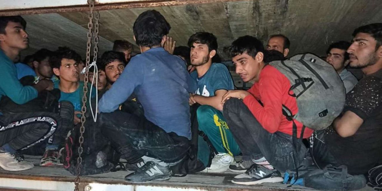 Çimento torbalarının altına gizlenmiş 78 düzensiz göçmen yakalandı