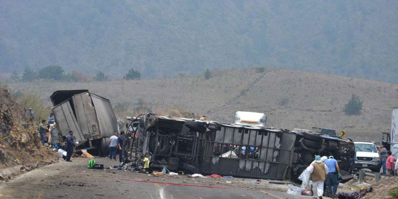 Meksika'da yolcu otobüsünün tırla çarpışması sonucu 16 kişi hayatını kaybetti