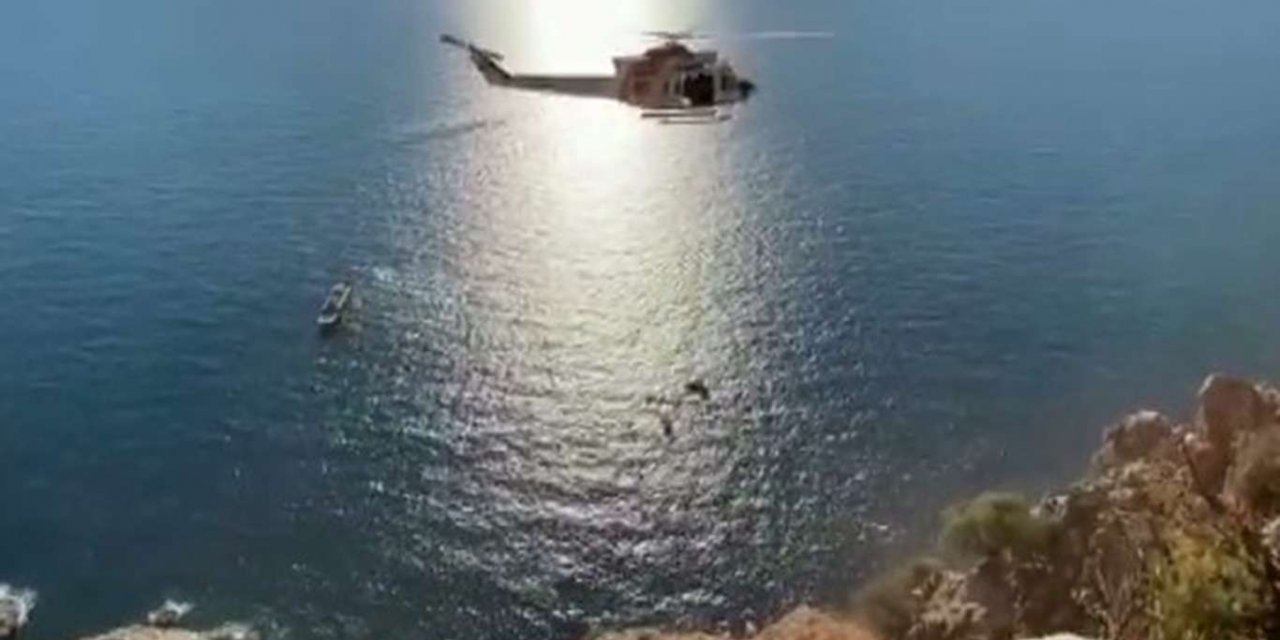 Kayalıklarda mahsur kalan yamaç paraşütçüsü helikopter yardımıyla kurtarıldı