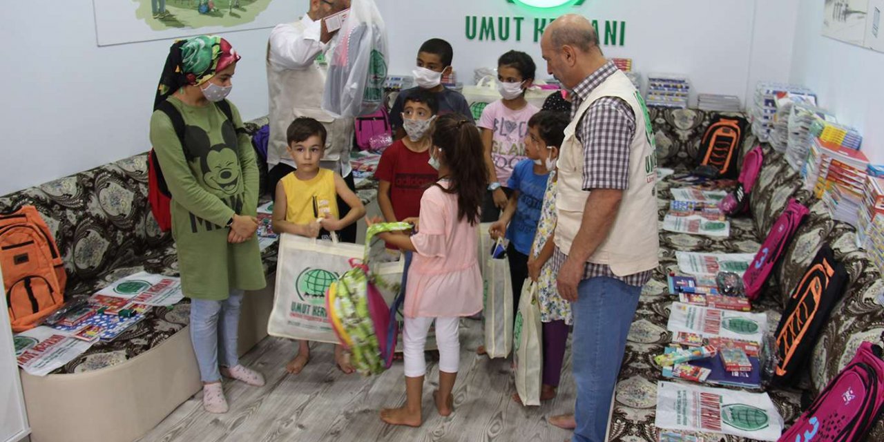 Umut Kervanı "Bir Umutta Sen Ol" şiarıyla muhtaçlara kırtasiye yardımında bulundu