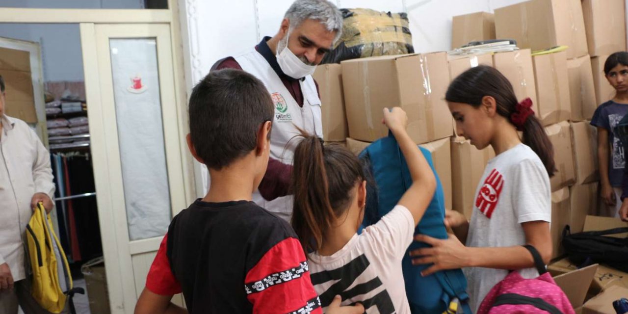 Avrupa Yetim Eli Kızıltepe’deki yetim öğrencilere kırtasiye yardımında bulundu