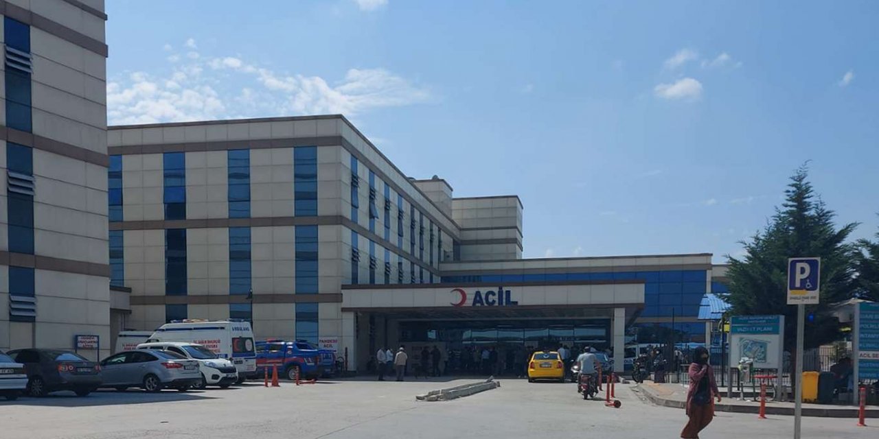 Cinnet getiren genç ailesinden 2 kişiyi öldürdü, 3'ünü yaraladı