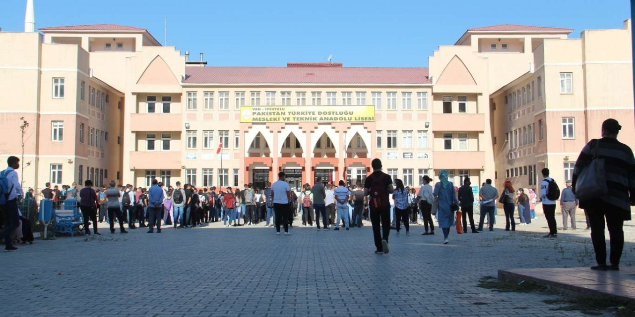 Van'da 310 bin öğrenci ve 19 bin öğretmen ders başı yaptı
