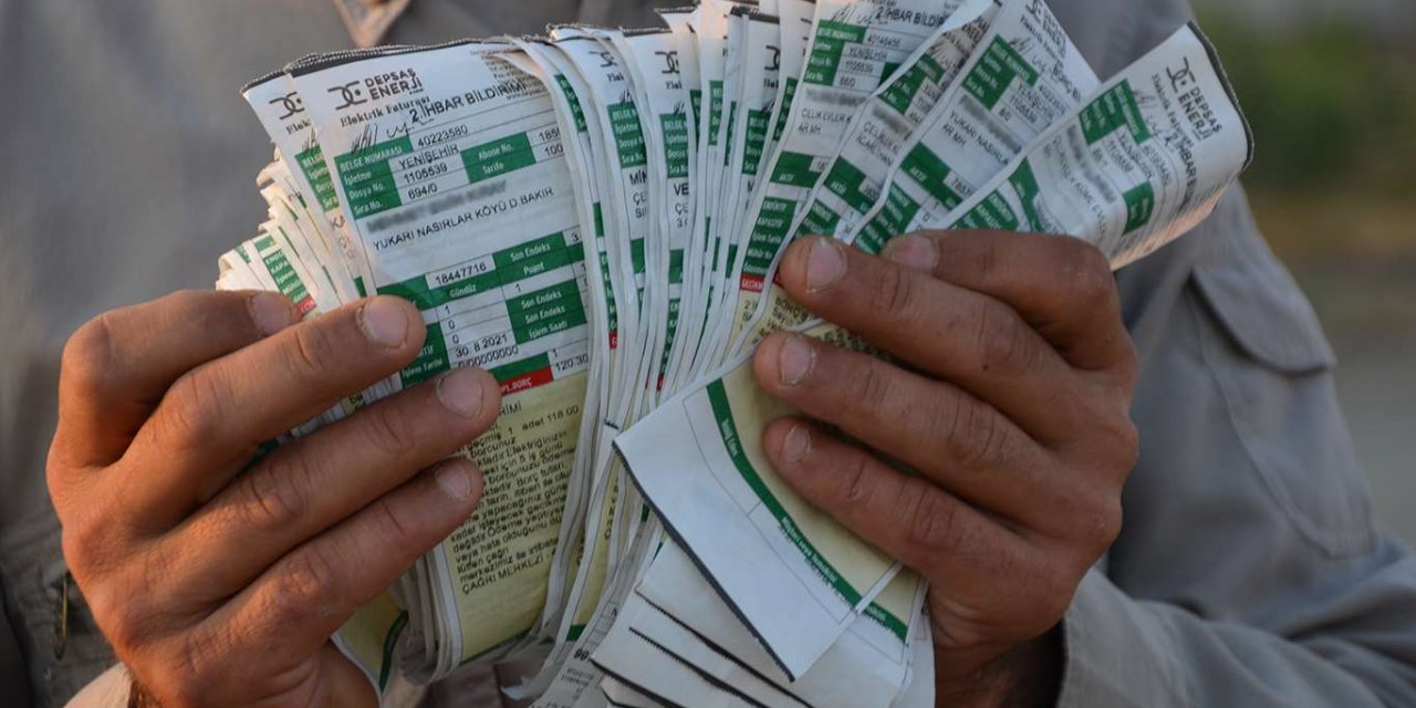 Elektrik borcu olan abonelere tebliğ edilmesi gereken yüzlerce ihbarname çöpte bulundu