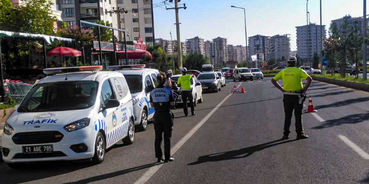Zabıta ekiplerinden okul servis araçlarına denetim