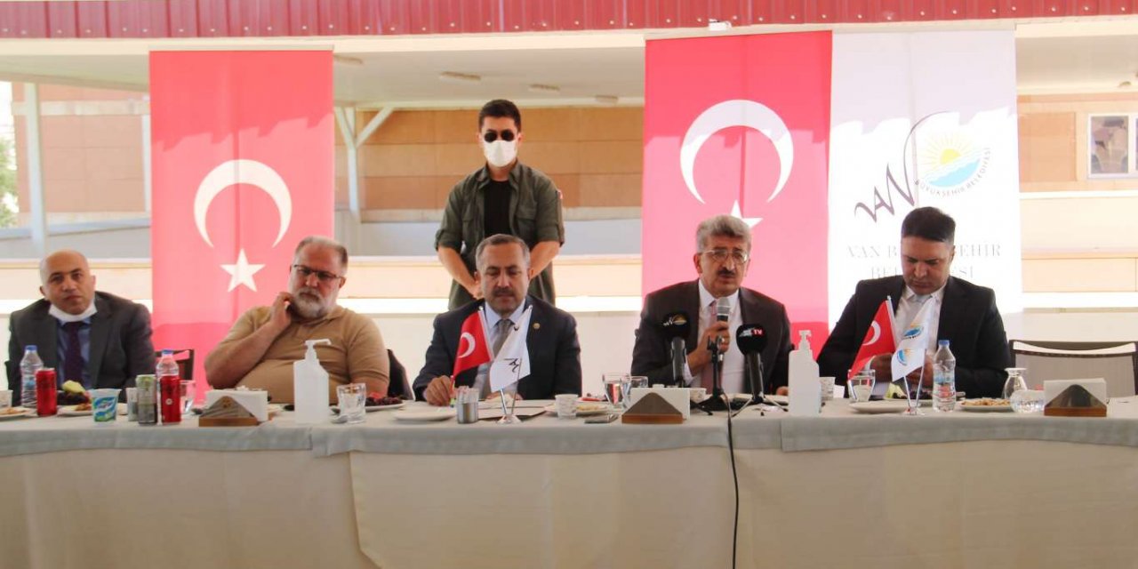 Van Valisi Bilmez'den her muhtar günde 50 kişiyi aşı ettirsin talebi