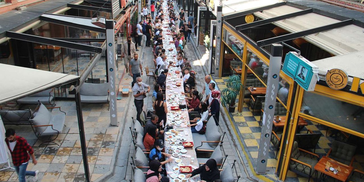 "Özel gereksinimi olan çocuklar" ve aileleri kahvaltıda bir araya geldi