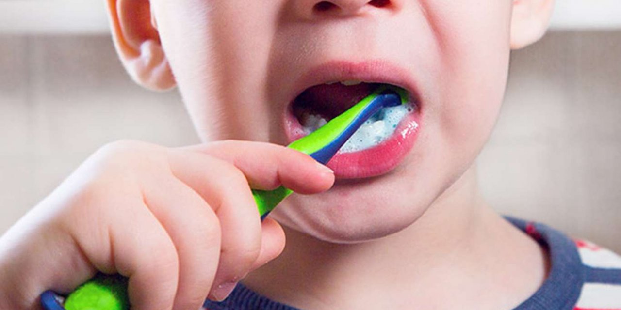 Okul çağında çocuğunuzun dış fırçalama alışkanlığını ihmal etmeyin