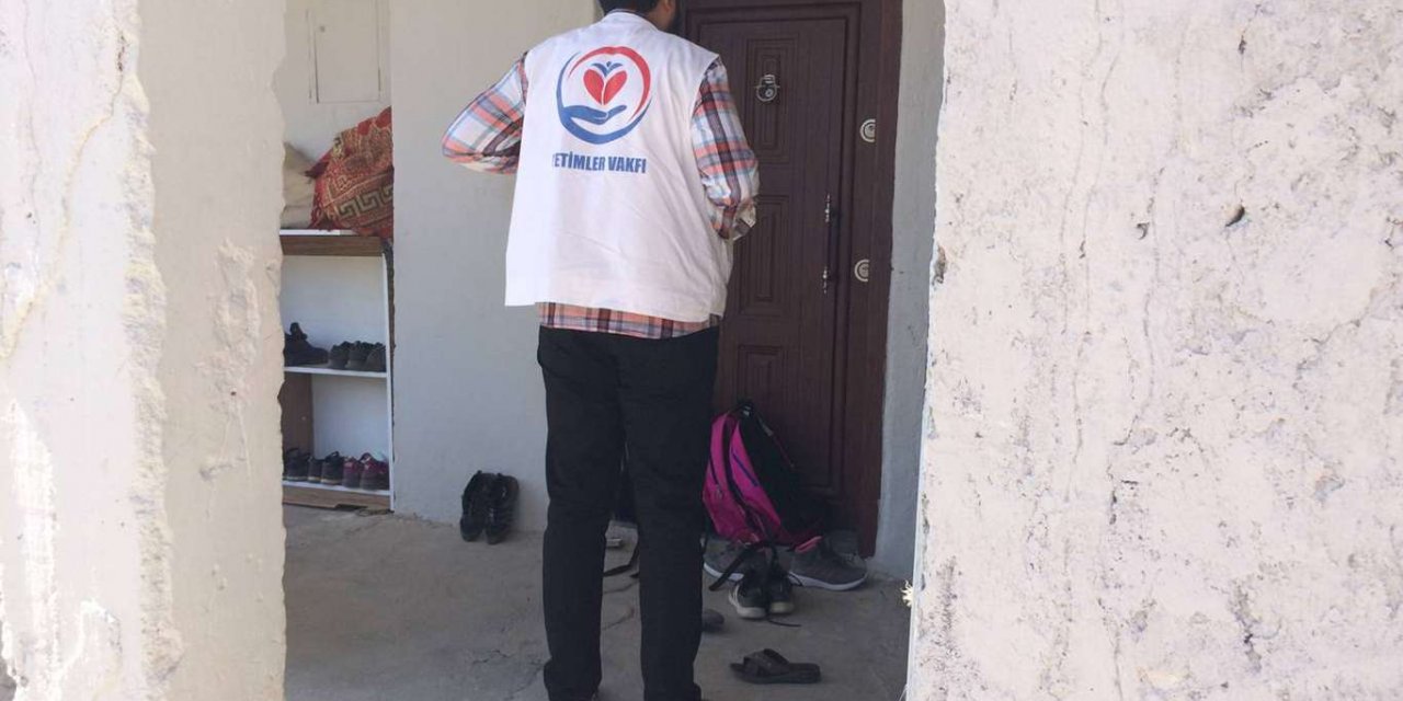 Yetimler Vakfı Van'da yetimlere kırtasiye yardımında bulundu