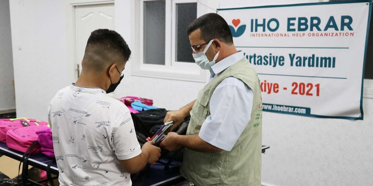 IHO-EBRAR öğrencilere kırtasiye yardımında bulundu