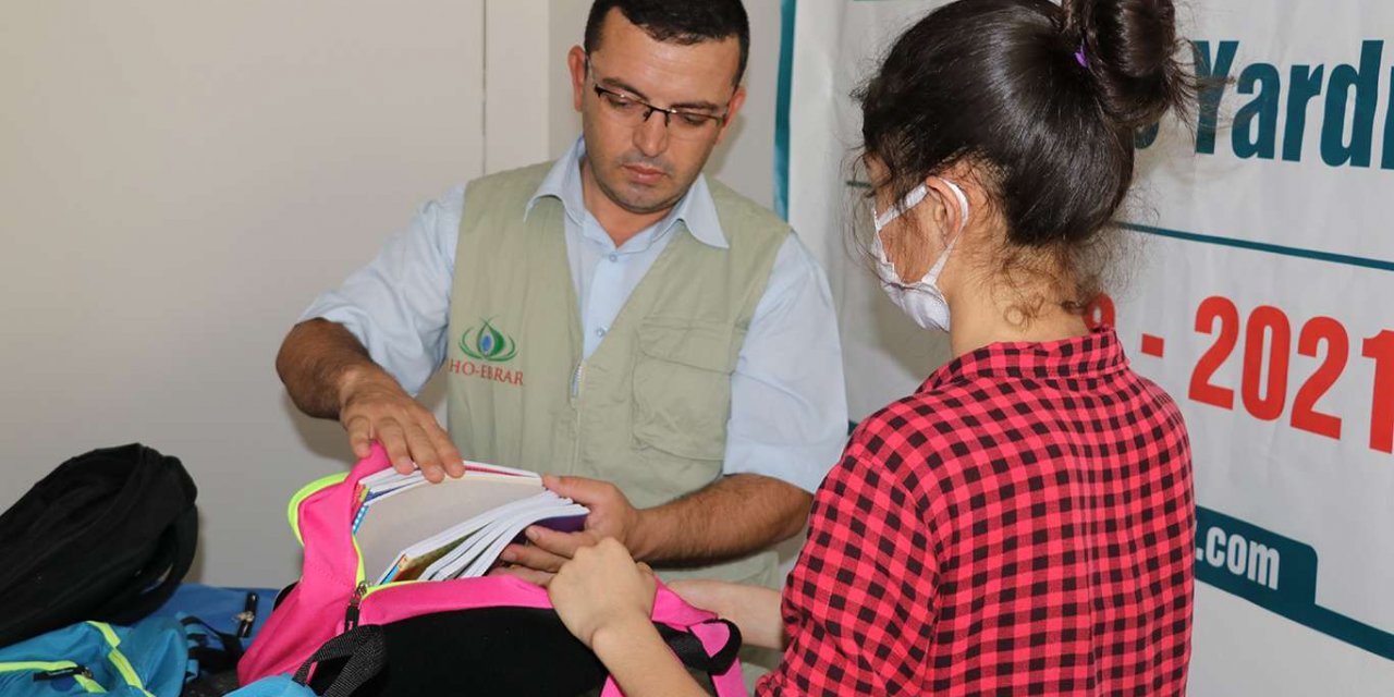 IHO-EBRAR yetim öğrencilere kırtasiye yardımında bulundu