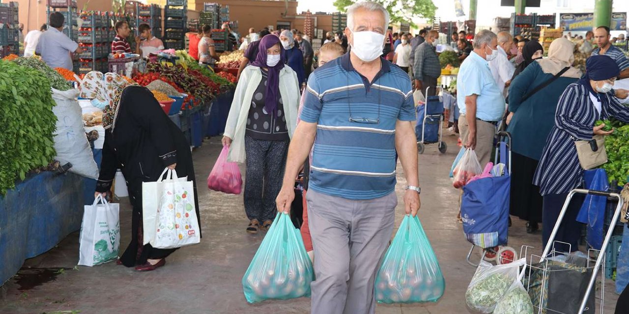 Pazar alışverişine çıkan vatandaş da satış yapamayan esnaf da dertli