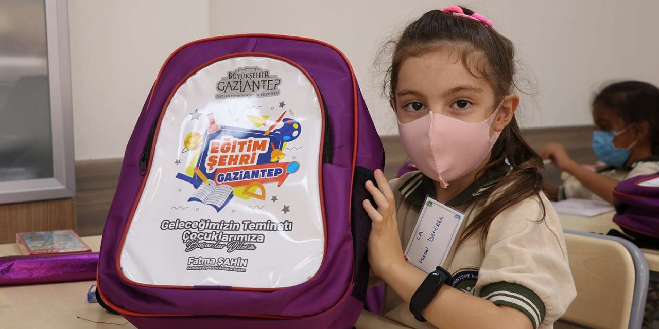 Gaziantep’te öğrencilere çanta ve kırtasiye yardımı yapıldı