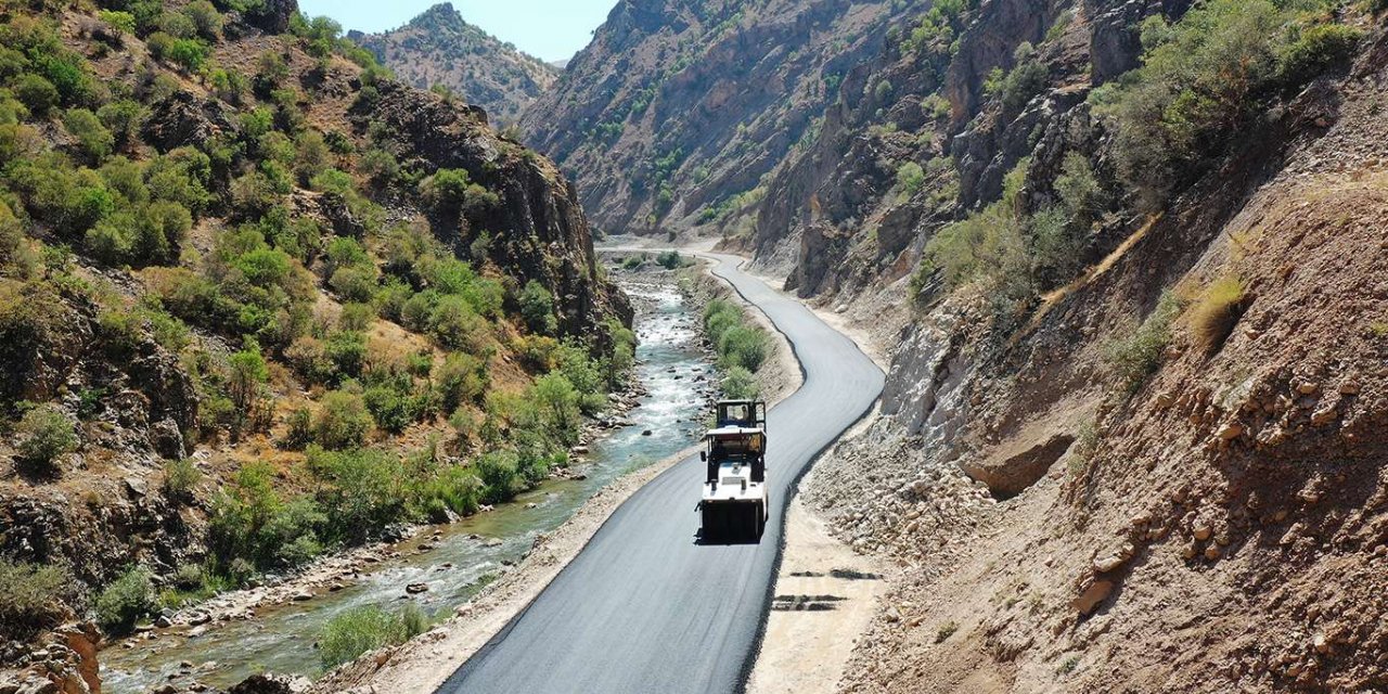 Van'da 37 yerleşim yerinin 50 yıllık yol sorununu çözüldü