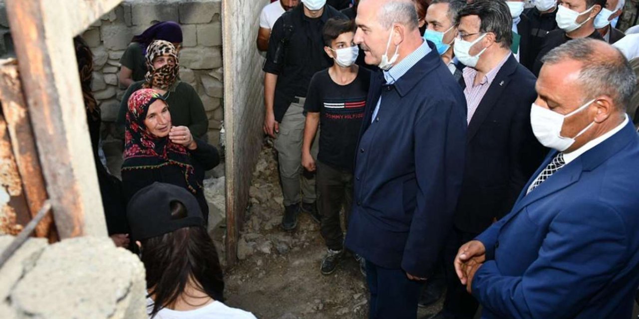 İçişleri Bakanı Soylu Başkale'de selden etkilenen mahalleleri ziyaret etti
