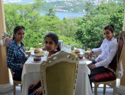 Doğulu çocuklar denizle tanıştı