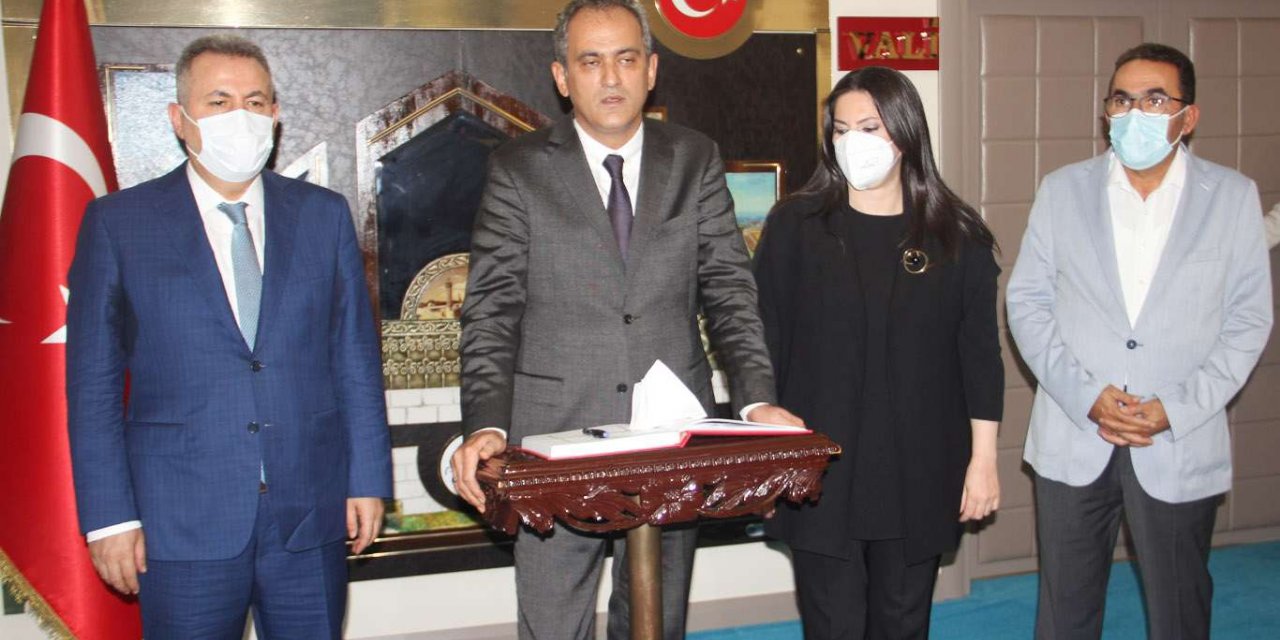 Bakan Özer: Covid-19 nedeniyle eğitime ara verilmiş okul bulunmamaktadır